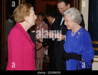 Die britische Königin Elizabeth II. Spricht mit der ehemaligen Premierministerin Baroness Thatcher beim Empfang und Mittagessen für die Leistungserwisterinnen im Buckingham Palace in London. Stockfoto