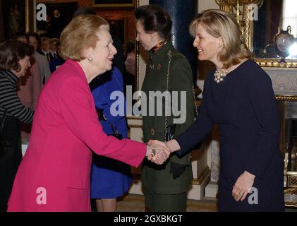 Die Gräfin von Wessex spricht mit der ehemaligen Premierministerin Baroness Thatcher beim Empfang und Mittagessen für Frauen-Leistungsersteller im Buckingham Palace in London. Stockfoto