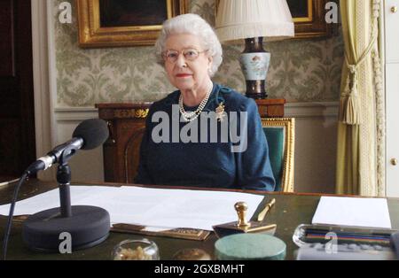 Queen Elizabeth II. Im Regency Room des Buckingham Palace am 15. Februar 2006, wo sie ihre jährliche Botschaft an den Commonwealth aufzeichnete. Anwar Hussein/allactiondigital.com Stockfoto