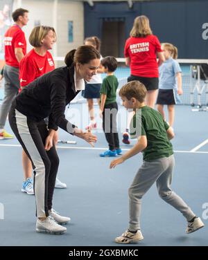 Catherine, Herzogin von Cambridge, nimmt am 31. Oktober 2017 an einer Tennis for Kids Session Teil, während sie das Lawn Tennis Association National Tennis Center in London besucht. Stockfoto