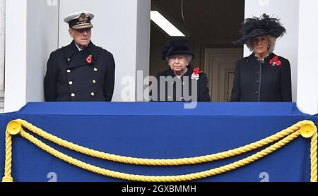 Prinz Philip, Herzog von Edinburgh, Königin Elizabeth ll und Camilla, Herzogin von Cornwall beobachten vom Balkon aus während des jährlichen Gedenksonntagsgottesdienstes im Cenotaph in London am 12. November 2017. Stockfoto