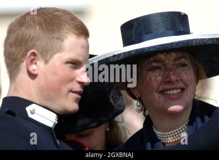 Prinz Harry spricht mit seinem ehemaligen Kindermädchen Tiggy Petifer. Stockfoto