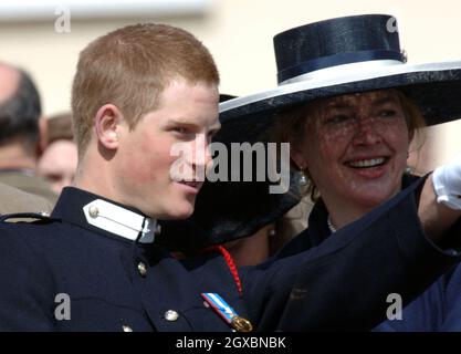 Prinz Harry spricht mit seinem ehemaligen Kindermädchen Tiggy Petifer. Stockfoto