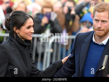 Prinz Harry und Meghan Markle treffen die Öffentlichkeit, wenn sie am 18. Januar 2018 Cardiff Castle in Wales besuchen Stockfoto