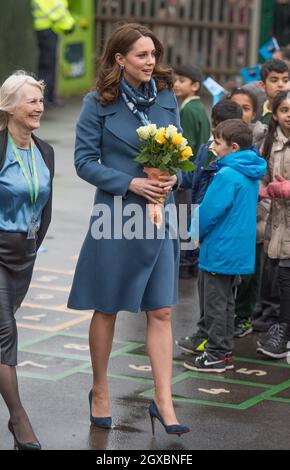 Catherine, Herzogin von Cambridge, trägt einen blauen Sportmax-Mantel und besucht am 23. Januar 2018 die Roe Green Junior School in London. Stockfoto