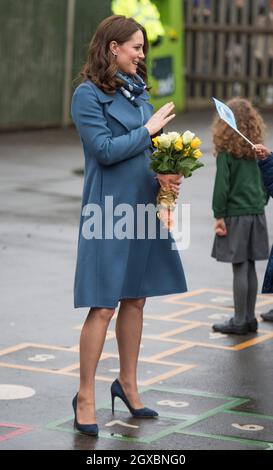 Catherine, Herzogin von Cambridge, trägt einen blauen Sportmax-Mantel und besucht am 23. Januar 2018 die Roe Green Junior School in London. Stockfoto