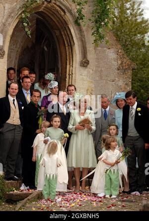 Gäste wie Charles, Prince of Wales, Camilla Duchess of Cornwall, Andrew Parker Bowles, Prince William, Prince Harry und Kate Middleton verlassen die St. Cyriac's Church. Stockfoto