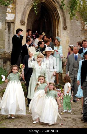 Gäste wie Charles, Prince of Wales, Camilla Duchess of Cornwall, Andrew Parker Bowles, Prince William, Prince Harry und Kate Middleton verlassen die St. Cyriac's Church. Stockfoto