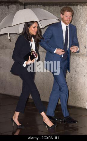 Prinz Harry und Meghan Markle, die gemeinsam an ihrem ersten offiziellen Engagement teilnehmen, kommen am 01. Februar 2018 bei den Endeavour Fund Awards in der Goldsmiths' Hall in London an. Frau Markle trug zu diesem Anlass einen dunklen Alexander McQueen Hosenanzug und ein weißes Hemd. Stockfoto