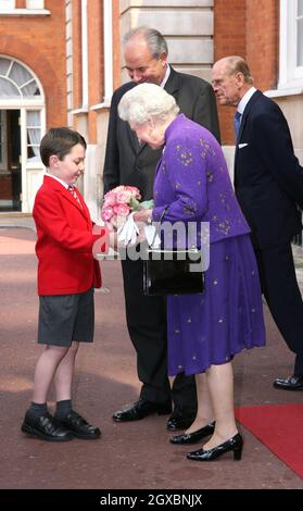 Königin Elizabeth II. Wird mit einer schicken Blumenpracht überreicht. Stockfoto