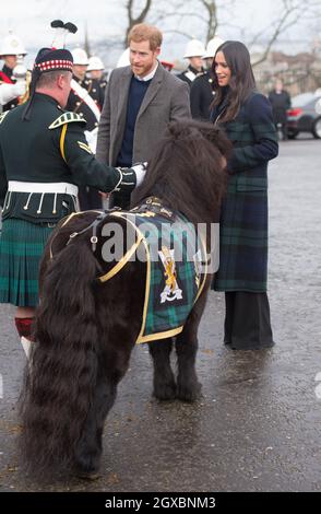 Prinz Harry und Meghan Markle treffen auf das Shetland-Pony-Maskottchen des Royal Regiment of Scotland bei einem Rundgang im Edinburgh Castle beim ersten offiziellen Besuch des Paares in Schottland am 13. Februar 2018. Stockfoto