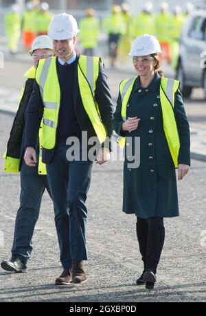 Prinz William, Duke of Cambridge und Catherine, Herzogin von Cambridge, tragen am 21. Februar 2018 bei ihrem Besuch der neuen Northern Spire Bridge over the River Wear in Sunderland Schutzbrillen, Hüte, Westen und Schutzbrillen. Stockfoto