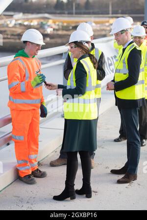 Prinz William, Duke of Cambridge und Catherine, Herzogin von Cambridge, tragen am 21. Februar 2018 bei ihrem Besuch der neuen Northern Spire Bridge over the River Wear in Sunderland Schutzbrillen, Hüte, Westen und Schutzbrillen. Stockfoto