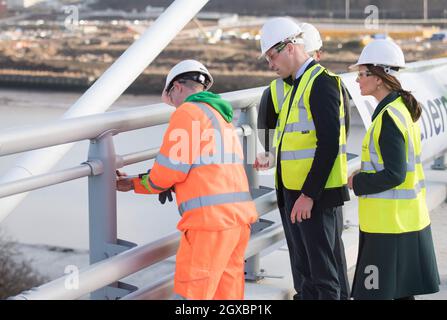 Prinz William, Herzog von Cambridge und Catherine, Herzogin von Cambridge tragen am 21. Februar 2018 auf der neuen Northern Spire Bridge over the River Wear in Sunderland eine hochvisige Schutzbrille und eine Schutzbrille mit Schutzhelmen. Stockfoto