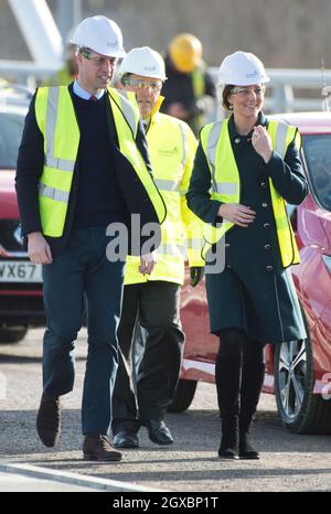 Prinz William, Duke of Cambridge und Catherine, Herzogin von Cambridge, tragen am 21. Februar 2018 bei ihrem Besuch der neuen Northern Spire Bridge over the River Wear in Sunderland Schutzbrillen, Hüte, Westen und Schutzbrillen. Stockfoto