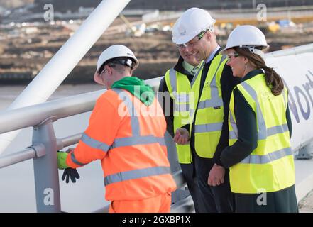 Prinz William, Herzog von Cambridge und Catherine, Herzogin von Cambridge tragen am 21. Februar 2018 auf der neuen Northern Spire Bridge over the River Wear in Sunderland eine hochvisige Schutzbrille und eine Schutzbrille mit Schutzhelmen. Stockfoto