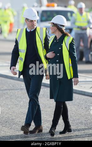 Prinz William, Duke of Cambridge und Catherine, Herzogin von Cambridge, tragen am 21. Februar 2018 bei ihrem Besuch der neuen Northern Spire Bridge over the River Wear in Sunderland Schutzbrillen, Hüte, Westen und Schutzbrillen. Stockfoto