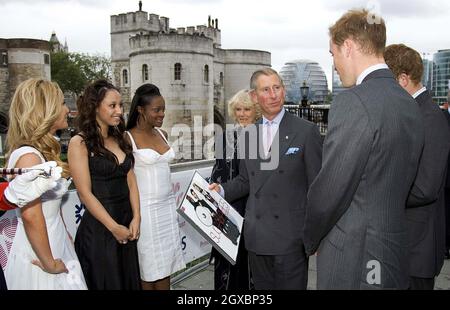 Camilla, Herzogin von Cornwall, Charles, Prince of Wales, Prince William und Prince Harry werden von den Sugababes begrüßt. Stockfoto