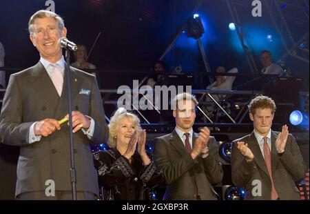 Charles, Prinz von Wales, hält eine Rede, während Camilla, Herzogin von Cornwall, Prinz William und Prinz Harry applaudieren. Stockfoto