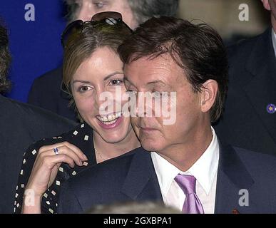 Sir Paul McCartney mit seiner Frau Heather Mills in der Walker Art Gallery in Liverpool. Stockfoto