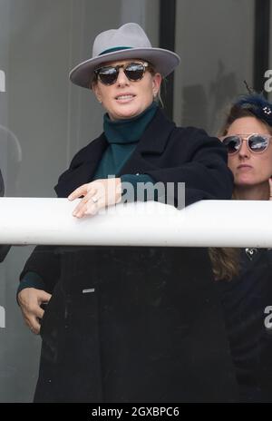 Zara Tindall nimmt am 13. März 2018 am ersten Tag des Cheltenham Festivals auf der Rennbahn Cheltenham Teil. Stockfoto