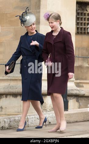 (L bis R) Sophie, Gräfin von Wessex, und ihre Tochter Lady Louise Windsor besuchen am 01. April 2018 den Ostersonntagsgottesdienst in der St. George's Chapel in Windsor. Stockfoto