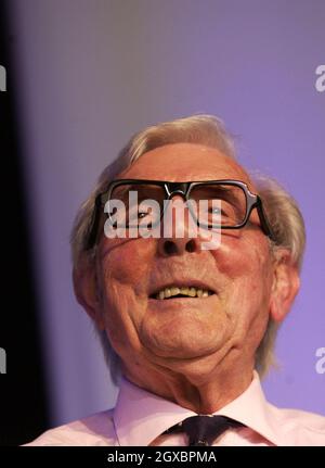 Komiker Eric Sykes spricht beim Hay Literary Festival. Stockfoto