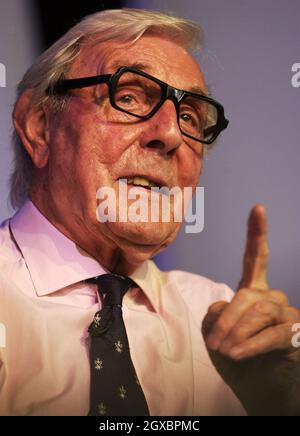 Komiker Eric Sykes spricht beim Hay Literary Festival. Stockfoto