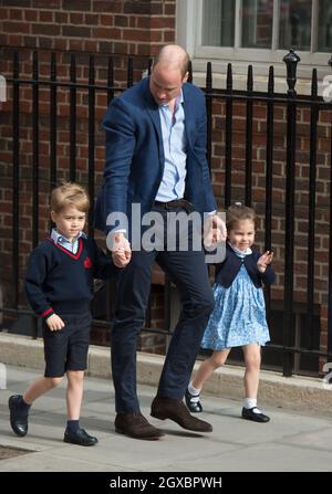 Prinz William, Herzog von Cambridge, kommt mit Prinz George und Prinzessin Charlotte im Lindo-Flügel des St. Mary's Hospital in London an, nachdem Catherine, Herzogin von Cambridge, am 23. April 2018 ein drittes Kind zur Welt gebracht hatte. Der Junge steht auf der fünften Thronreihe. Stockfoto