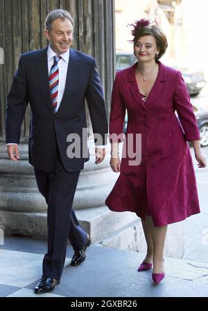 Der britische Premierminister Tony Blair und seine Frau Cherie kommen an. Stockfoto