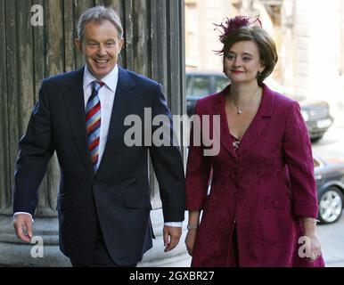 Der britische Premierminister Tony Blair und seine Frau Cherie kommen an. Stockfoto