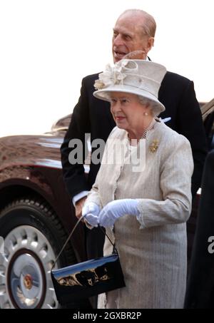 Königin Elizabeth II. Und Prinz Philip, Herzog von Edinburgh, kommen in der St. Pauls Cathedral an. Stockfoto