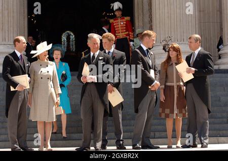 Der Graf von Wessex, die Gräfin von Wessex, Prinzessin Anne, Prinz Charles, Prinz von Wales, Prinz Harry, Prinz William, Prinzessin Beatrice und Prinz Andrew verlassen die St. Pauls Cathedral. Stockfoto