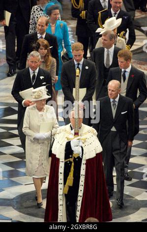Königin Elizabeth II. Und Prinz Philip, Herzog von Edinburgh, folgen Charles, Prinz von Wales, Prinz William, Prinz Harry, Prinzessin Beatrice, Andrew, Duke of York, Edward, Earl of Wessex, Sophie, Herzogin von Wessex, Prinzessin Anne und Zeit Laurance, als sie St. Paul's Cathedral betreten. Stockfoto