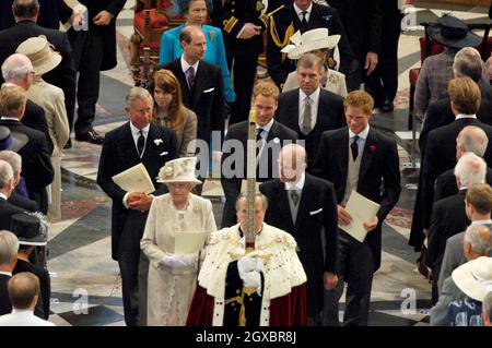 Königin Elizabeth II. Und Prinz Philip, Herzog von Edinburgh, folgen Charles, Prinz von Wales, Prinz William, Prinz Harry, Prinzessin Beatrice, Andrew, Duke of York, Edward, Earl of Wessex, Sophie, Herzogin von Wessex, Prinzessin Anne und Zeit Laurance, als sie St. Paul's Cathedral betreten. Stockfoto