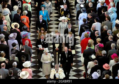 Königin Elizabeth II. Und Prinz Philip, Herzog von Edinburgh, folgen Charles, Prinz von Wales, Prinz William, Prinz Harry, Prinzessin Beatrice, Andrew, Duke of York, Edward, Earl of Wessex, Sophie, Herzogin von Wessex, Prinzessin Anne und Zeit Laurance, als sie St. Paul's Cathedral betreten. Stockfoto