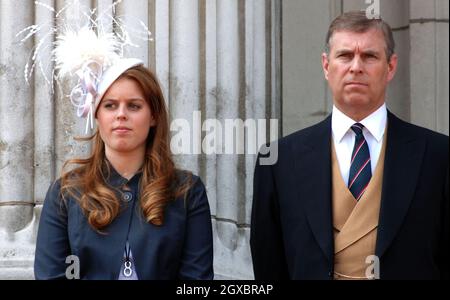 Prinz Andrew, Herzog von York, steht mit seiner Tochter Prinzessin Beatrice auf dem Balkon des Buckingham Palace. Stockfoto