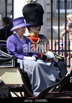 Königin Elizabeth II. Und Prinz Philip, Herzog von Edinburgh, verlassen den Buckingham Palace in der Kutsche. Stockfoto