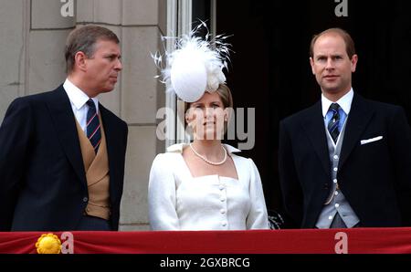 Prinz Andrew, Herzog von York, Sophie, Gräfin von Wessex und Prinz Edward, Graf von Wessex auf dem Balkon des Buckingham Palace. Stockfoto