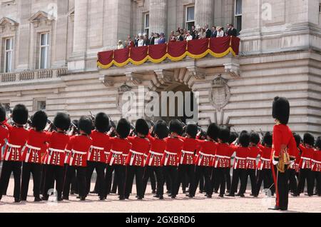 Königin Elizabeth II und Mitglieder der königlichen Familie Uhr vom Balkon des Buckingham Palastes als Soldaten aus dem Welsh Guards Feuer eine Feu de Joie (Feuer der Freude), als Teil der Königin der offiziellen 80. Geburtstagsfeiern. Stockfoto