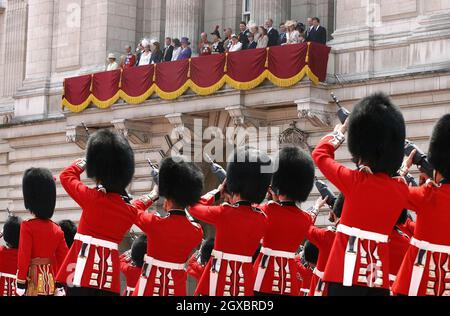 Königin Elizabeth II und Mitglieder der königlichen Familie Uhr vom Balkon des Buckingham Palastes als Soldaten aus dem Welsh Guards Feuer eine Feu de Joie (Feuer der Freude), als Teil der Königin der offiziellen 80. Geburtstagsfeiern. Stockfoto