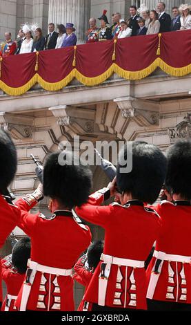 Königin Elizabeth II und Mitglieder der königlichen Familie Uhr vom Balkon des Buckingham Palastes als Soldaten aus dem Welsh Guards Feuer eine Feu de Joie (Feuer der Freude), als Teil der Königin der offiziellen 80. Geburtstagsfeiern. Stockfoto