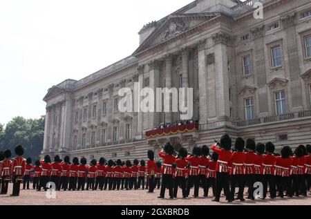 Königin Elizabeth II und Mitglieder der königlichen Familie Uhr vom Balkon des Buckingham Palastes als Soldaten aus dem Welsh Guards Feuer eine Feu de Joie (Feuer der Freude), als Teil der Königin der offiziellen 80. Geburtstagsfeiern. Stockfoto