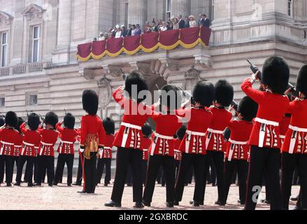 Königin Elizabeth II und Mitglieder der königlichen Familie Uhr vom Balkon des Buckingham Palastes als Soldaten aus dem Welsh Guards Feuer eine Feu de Joie (Feuer der Freude), als Teil der Königin der offiziellen 80. Geburtstagsfeiern. Stockfoto