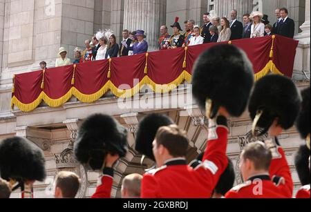 Königin Elizabeth II und Mitglieder der königlichen Familie Uhr vom Balkon des Buckingham Palastes als Soldaten aus dem Welsh Guards Feuer eine Feu de Joie (Feuer der Freude), als Teil der Königin der offiziellen 80. Geburtstagsfeiern. Stockfoto