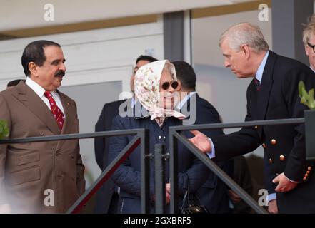 Königin Elizabeth II., König Hamad bin Isa Al Khalifa von Bahrain und Prinz Andrew, Herzog von York, nehmen am 11. Mai 2018 an der Royal Windsor Horse Show Teil Stockfoto