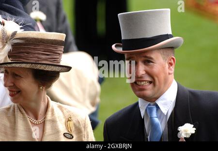 Prinzessin Anne, die Prinzessin Royal und ihr Sohn Peter Phillips nehmen am ersten Tag von Royal Ascot Teil. Stockfoto