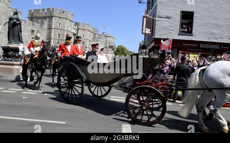 Prinz Harry, Herzog von Sussex und Meghan, Herzogin von Sussex, reiten im offenen Wagen von Ascot Landau während der Prozession nach ihrer Hochzeit in der St. George's Chapel in Windsor Castle am 19. Mai 2018 Stockfoto