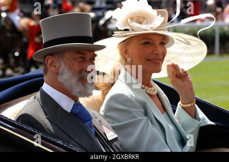 Prinz und Prinzessin Michael von Kent kommen mit einer Pferdekutsche an. Stockfoto