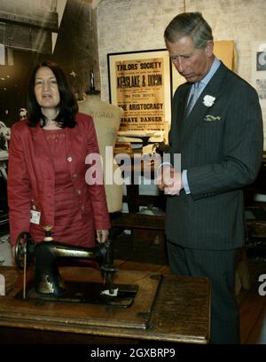 Prinz Charles, Prinz von Wales, besucht am 22. Juni 2006 das Jüdische Museum am Leo Baeck College in Finchley, im Norden Londons. Stockfoto